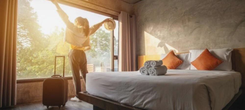 Apa Itu Staycation? Ini Arti, Manfaat, dan Perbedaannya dengan Liburan