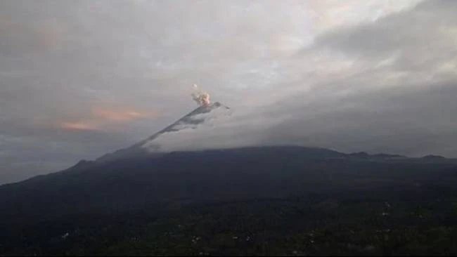 Gunung Semeru Erupsi Kembali: Tinggi Letusan Capai 600 Meter di Atas Puncak