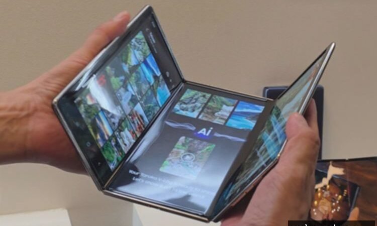 Smartphone Layar Lipat Tiga Pertama Samsung Rilis 9 Juli?