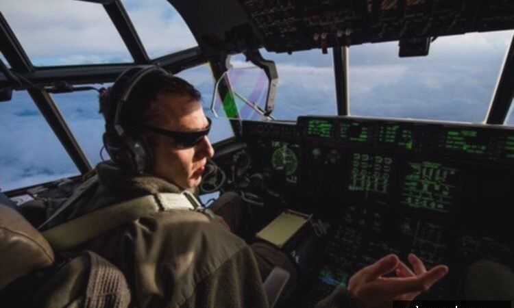 Nyaris Selesai Keliling Dunia, Pilot Remaja AS Ditahan di Antartika