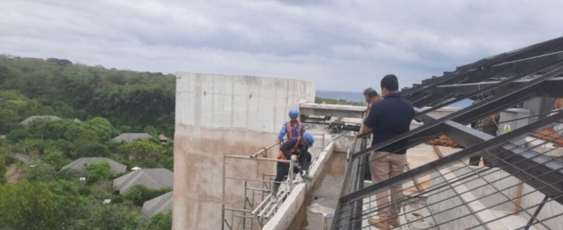 Ketinggian Hotel Step Up Dipangkas, Bangunan Ilegal di Pantai Bingin Dibongkar